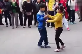 两个8岁小孩跳广场舞，逆天了！