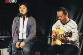 民谣歌手低苦艾《小花花》，有着宠溺般的小浪漫。视频封面