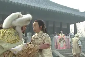 杨过他爹杨康小时候完颜洪烈是真心疼爱他的，这个应该不假视频封面