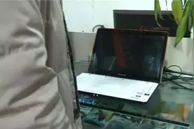 趁店主不注意 小偷把笔记本电脑塞衣服里偷走图片