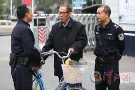 八旬老人3天骑行180多公里来襄寻孙图片