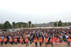 新田县举行“10·17”全国扶贫日结对帮扶誓师大会图片