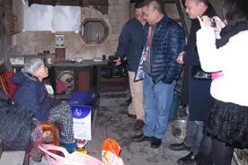 “小猪班纳”：践行核心价值观 向145家困难户送暖图片