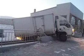 大货车"溜"上了村民的房顶图片