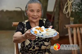 瑞金：八旬老太网上卖咸鸭蛋 带动村民致富图片