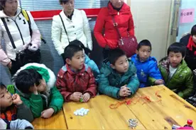 社区举办“环保小卫士 废物变装饰”阅读手工活动图片