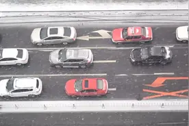 沈阳：2016第一场雪 出行影响较大 东西干道车行缓慢视频封面