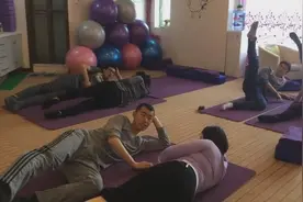 有爱！健身房多位男士陪怀孕的妻子一起练双人瑜伽视频封面