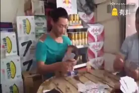 爸爸边打牌边喂奶，宝宝心里苦啊，这个根本没有奶！视频封面