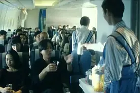 奇葩男子坐飞机，免费啤酒喝了七八瓶，喝到吐！视频封面