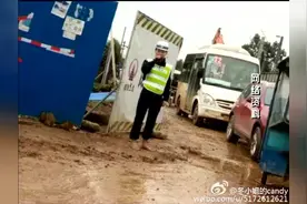 石板滩：冒雨光脚指挥交通 “赤脚警花”获点赞视频封面