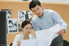 小说：你是个穿越者，在学校晚会上随便唱了首歌，就引来女神表白图片