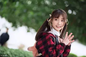 小说：美女转校生进入班级，颜值逆天，男同学纷纷示好，校霸怒了图片