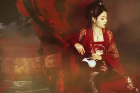 小说：他的腰间一道黑光飞出，一个黑色圆盘出现在了他的脚下图片