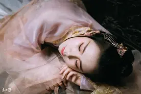 故事：她为了出去，不惜钻狗洞，可是她花光了钱又想回来了图片