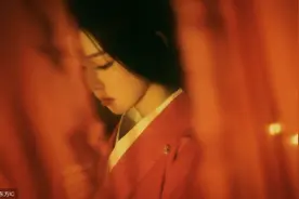 小说：汤泉宫中水汽蒙蒙，两位仙子正玩闹嬉戏，突然有人闯了进来图片