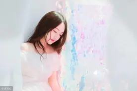 小说：他在侦查对方属性，女子却以为他贪图美色，一直盯着美女看图片