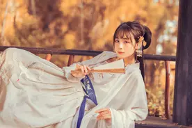 小说：小胡同里，女孩被一群壮汉围住，没有害怕，还笑出了声图片