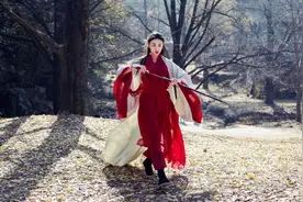 小说：母亲鲜血淋漓，正躺在她怀里紧闭着双眼，院内什物凌乱不堪图片
