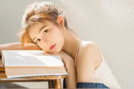 小说：同学聚会，白富美为给穷小伙争面子，竟主动亲他一口图片