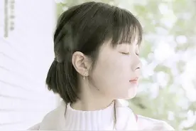 小说：体育馆内，男同学用胸膛撞了撞她的背，她吓得满脸通红图片