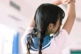 小说：巨型蜘蛛幻化成男子，伸出四条手臂吓人，却被小伙一剑斩杀图片