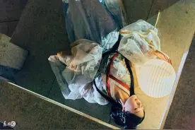 小说：这位陌生的叔叔，照顾小孩很有一手，请问你家有娃吗？图片