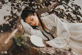 小说：他眸光宠溺摸头杀，她怦然心动，一想到他的原形，心碎成渣图片
