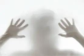 小说：男生张开口，伸出舌头一舔，露出四颗尖利的獠牙，沾上污血图片