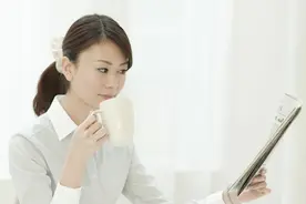 小说：三女一男被困荒岛，晚上只能挤在一个狭小的山洞中图片