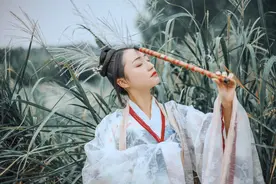 小说：大战之后的第一次相见，只要活着便是一辈子的朋友。图片
