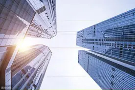 小说：小伙给美女分析利弊，她立刻决定买玉镯投资，激动得亲小伙图片