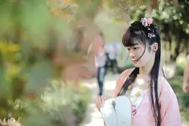 小说：一群吃肉的原始人，围着一个现代女子，只因想吃她烧的野菜图片