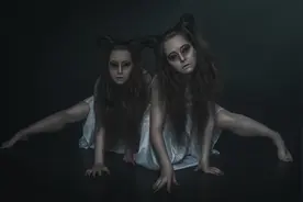 小说：美女从口袋里掏出剪纸，剪纸落地，变化成了鲜活的大公鸡图片