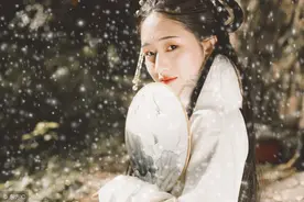 小说：流放途中，她又见到小河，再次去抓鱼，发现自己真有锦鲤运图片