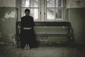 小说：几个小孩晚上玩捉迷藏，同伴都穿棉袄，一个女孩却穿小短裙图片