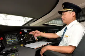 不能离岗的高铁司机有内急的时候，究竟是怎么样解决的呢?视频封面