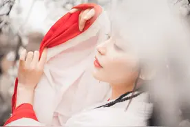 小说：回头望见是她，他眼里的清冷一闪而逝，随之便是勾唇一笑！图片