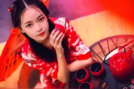 小说：狼王幼崽死在小伙营地中，为了众人生命，小伙舍身引走狼群图片
