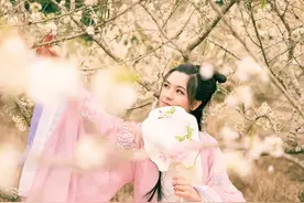 小说：符箓瞬间化为齑粉，在空气中化为火云由红色慢慢变成橙色，图片