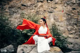 小说：五年之后，在朋友的帮助之下，她终于从监狱里被释放出来了图片