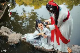 小说：美少年被小丫头盯着看，不觉得她冒犯，反倒对她生出兴趣图片