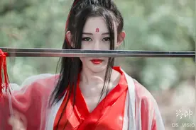 故事：水里跑出来一座塔，一只狗，争着要当他的宠物图片