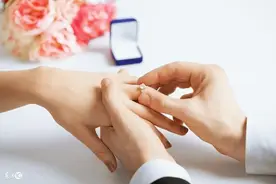 小说：丈夫晚归，妻子下楼欣喜迎接，亲眼目睹一幕心灰意冷图片