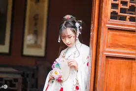 小说：他为了能留下来，就嬉皮笑脸的抱起了她的大腿图片