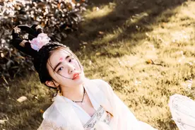 小说：单纯少年竟和美女讨论胸肌，只因他从小只有修炼，未经世事图片