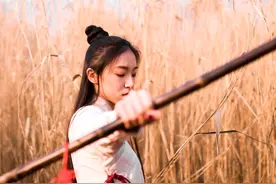 小说：穿越成傀儡，小伙开始宗门生涯，才发现美女师尊像小猪一样图片