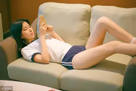 故事：这个男人是室友的哥哥，是她的结婚对象，她完全没想到图片