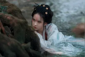 小说：小道士第一天下山便碰到师傅说的母老虎，他顿时爬上了树图片