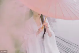 小说：女子一时名声大噪，不但老夫子夸赞，众贵女也对她刮目相看图片